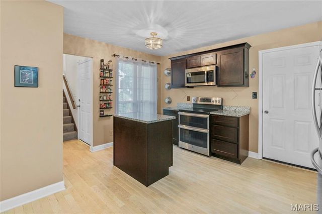 1927 King Arthur Court, St Louis, MO 63146