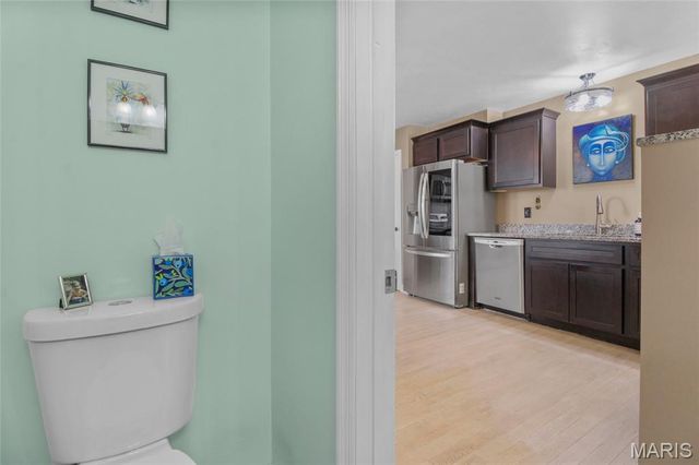 1927 King Arthur Court, St Louis, MO 63146