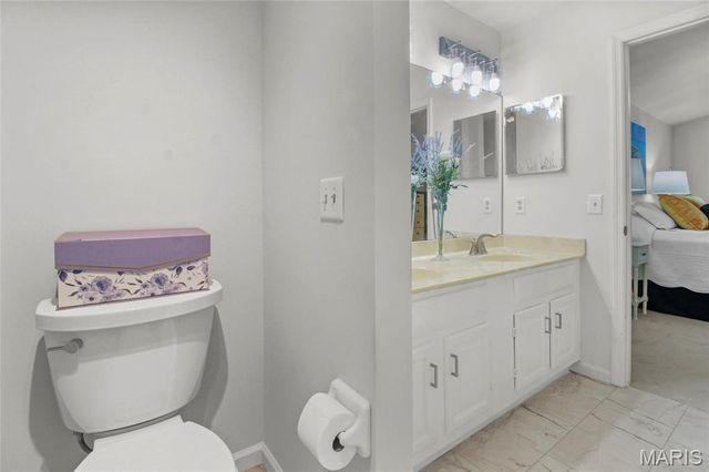 1927 King Arthur Court, St Louis, MO 63146