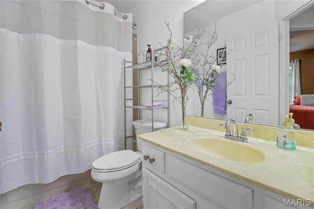 1927 King Arthur Court, St Louis, MO 63146