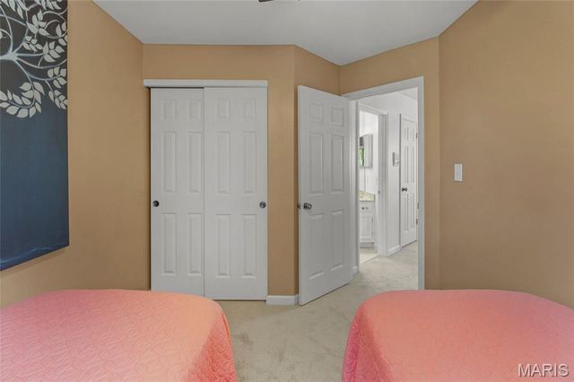 1927 King Arthur Court, St Louis, MO 63146