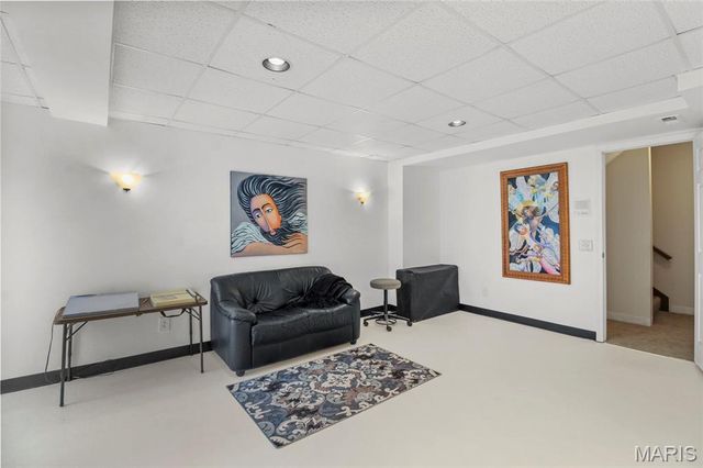 1927 King Arthur Court, St Louis, MO 63146
