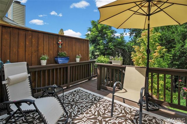 1927 King Arthur Court, St Louis, MO 63146