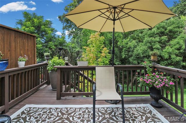 1927 King Arthur Court, St Louis, MO 63146