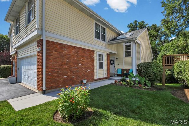 1927 King Arthur Court, St Louis, MO 63146