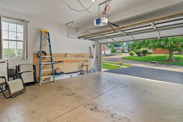 1927 King Arthur Court, St Louis, MO 63146