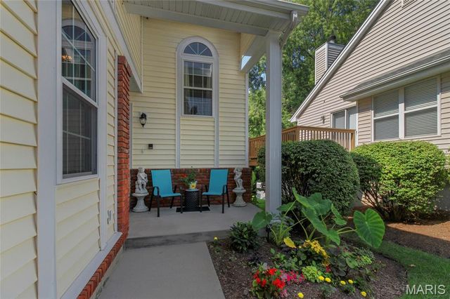 1927 King Arthur Court, St Louis, MO 63146