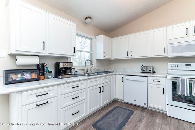 3725 Stoneleigh Drive, Lansing, MI 48910