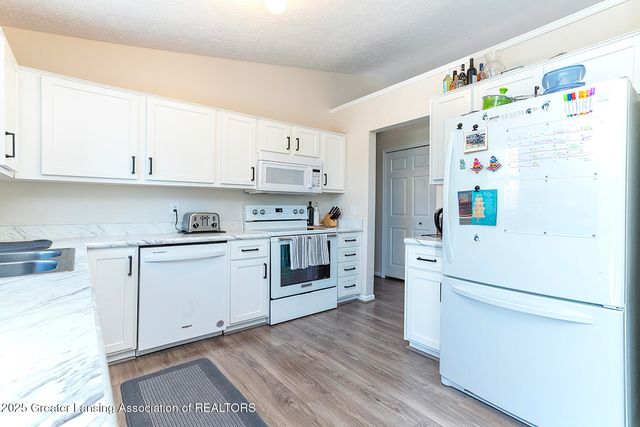 3725 Stoneleigh Drive, Lansing, MI 48910