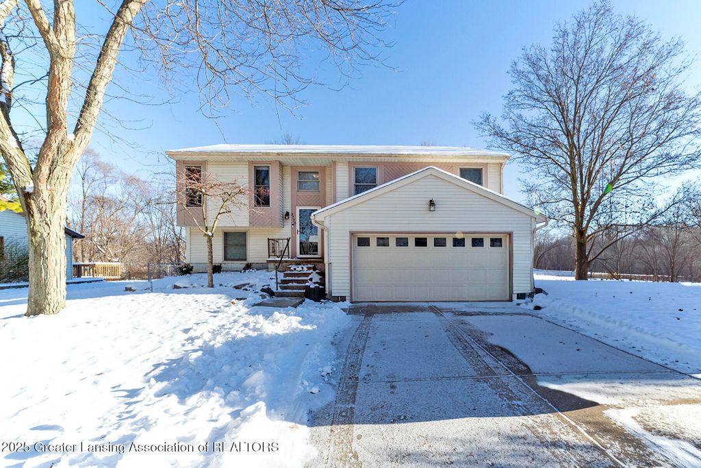 3725 Stoneleigh Drive, Lansing, MI 48910