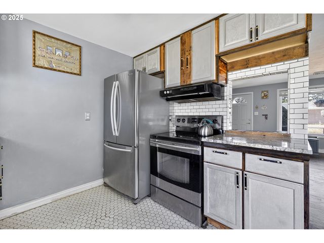 1515 W QUINALT St, Springfield, OR 97477