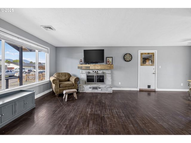 1515 W QUINALT St, Springfield, OR 97477