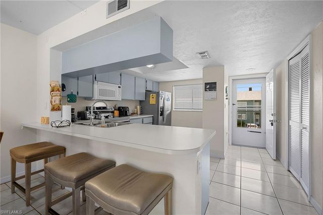 144 Cypress WAY E # 707, Naples, FL 34110