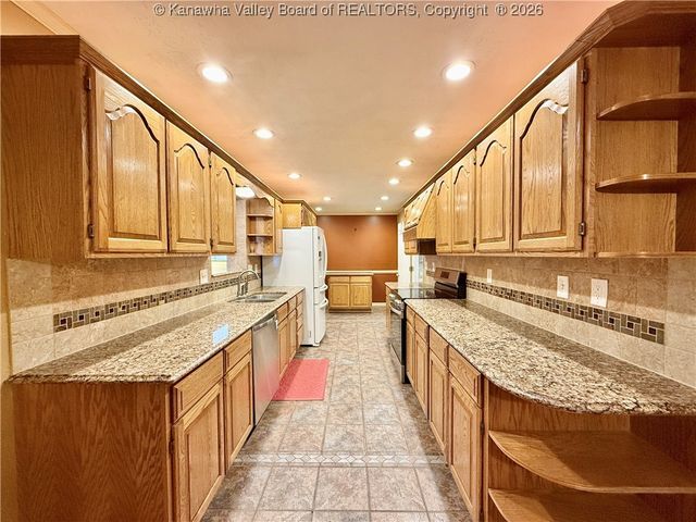 194 Shawnee Estates, Winfield, WV 25213