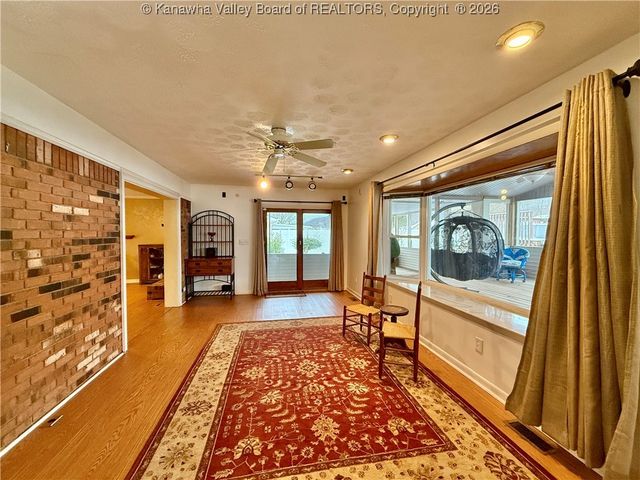 194 Shawnee Estates, Winfield, WV 25213