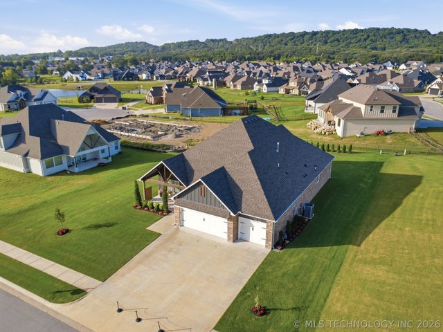 18960 E Orchard Circle, Catoosa, OK 74015