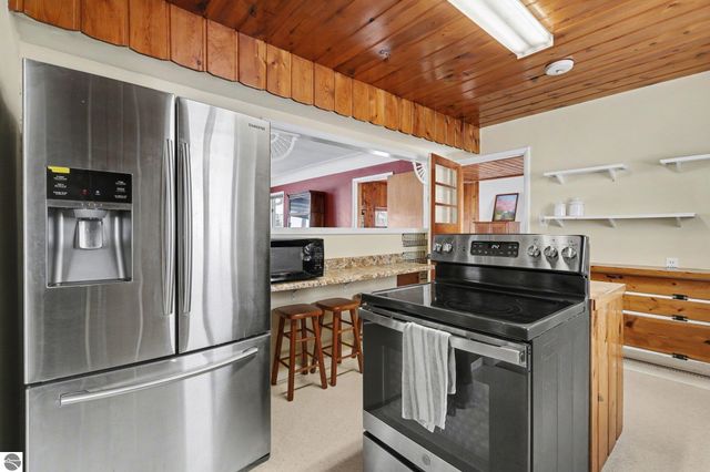 10555 E 48 Road, Cadillac, MI 49601