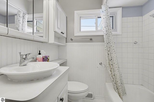 10555 E 48 Road, Cadillac, MI 49601