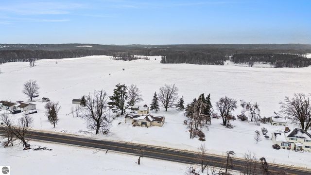 10555 E 48 Road, Cadillac, MI 49601