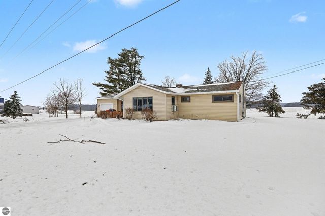 10555 E 48 Road, Cadillac, MI 49601