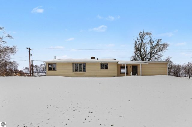 10555 E 48 Road, Cadillac, MI 49601