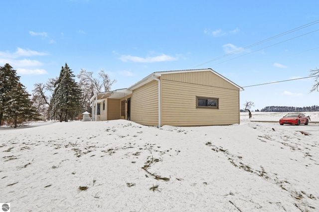 10555 E 48 Road, Cadillac, MI 49601