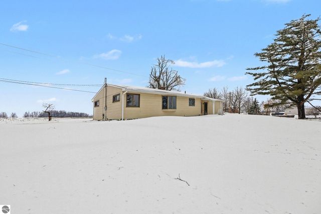 10555 E 48 Road, Cadillac, MI 49601