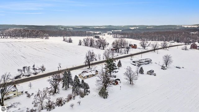 10555 E 48 Road, Cadillac, MI 49601