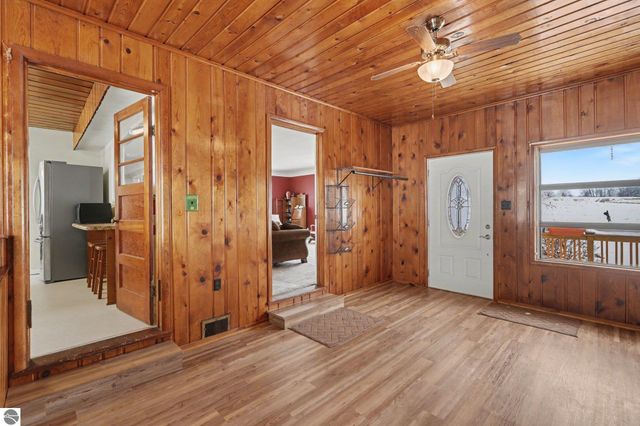 10555 E 48 Road, Cadillac, MI 49601