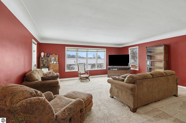 10555 E 48 Road, Cadillac, MI 49601