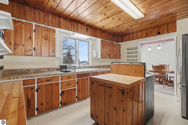 10555 E 48 Road, Cadillac, MI 49601