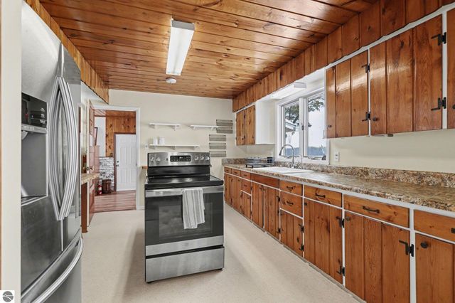 10555 E 48 Road, Cadillac, MI 49601