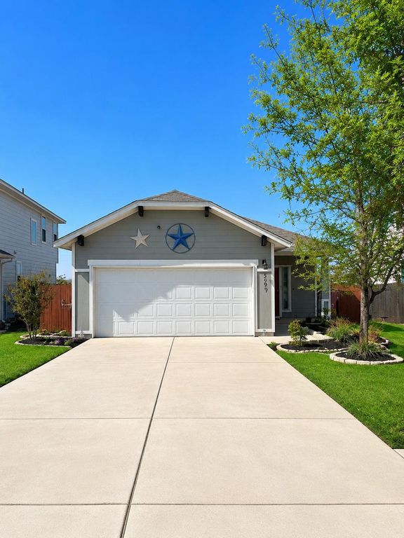 587 Twisted Oaks LN, Buda, TX 78610