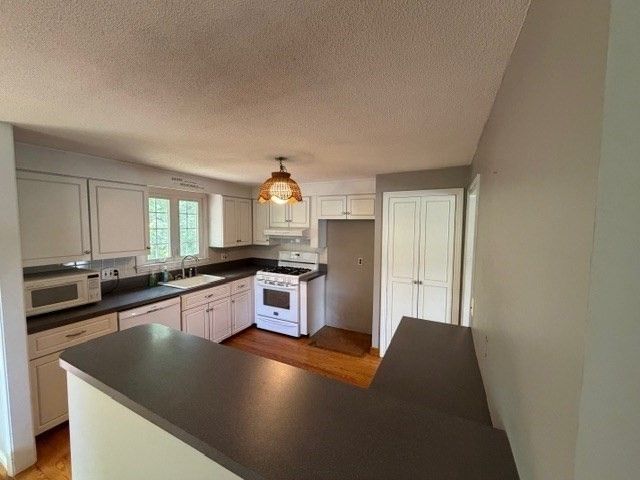 15 Frances Rd, Burlington, MA 01803