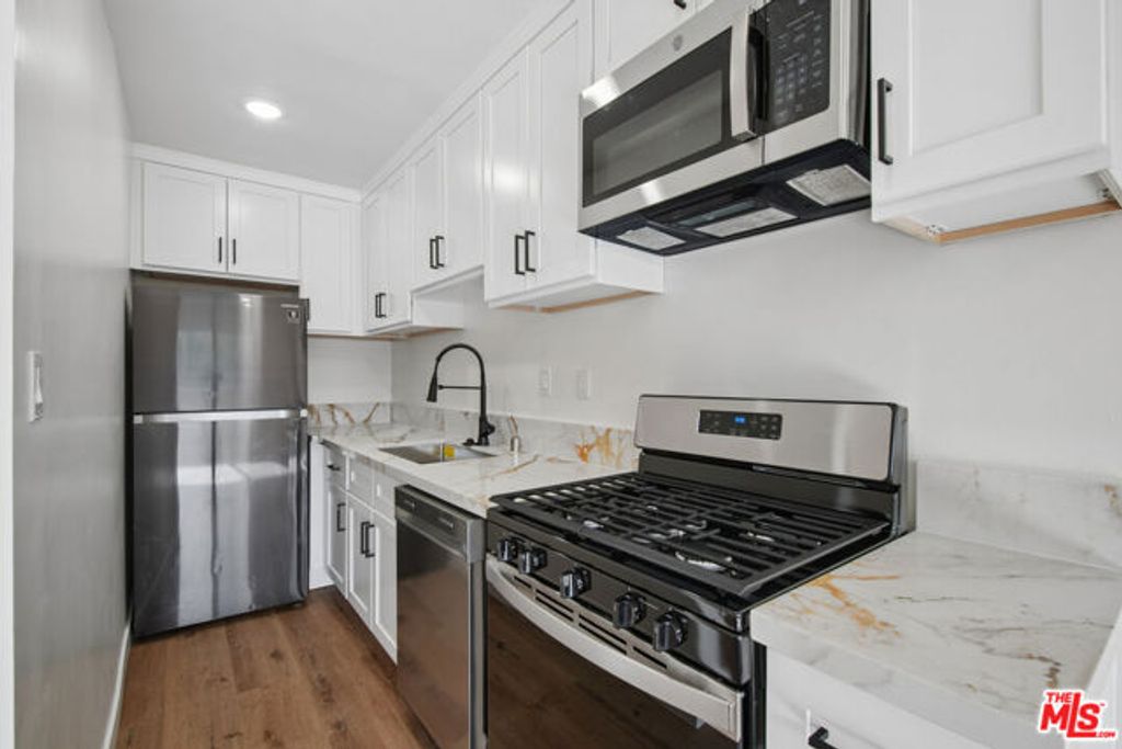 6827 Leland Way 12, Los Angeles, CA 90028