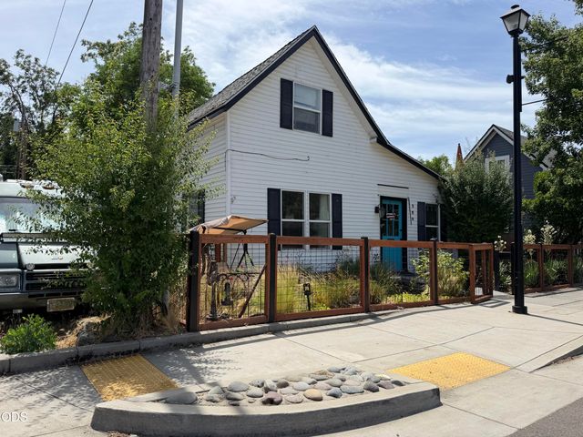 304 2nd Avenue, Gold Hill, OR 97525