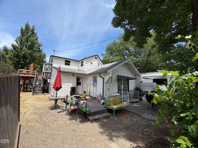 304 2nd Avenue, Gold Hill, OR 97525