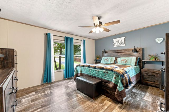 125 ACORN HOLW, Poteet, TX 78065