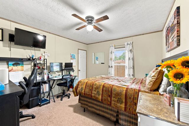 125 ACORN HOLW, Poteet, TX 78065
