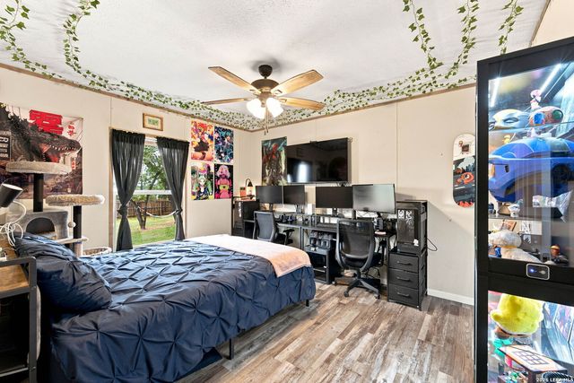 125 ACORN HOLW, Poteet, TX 78065