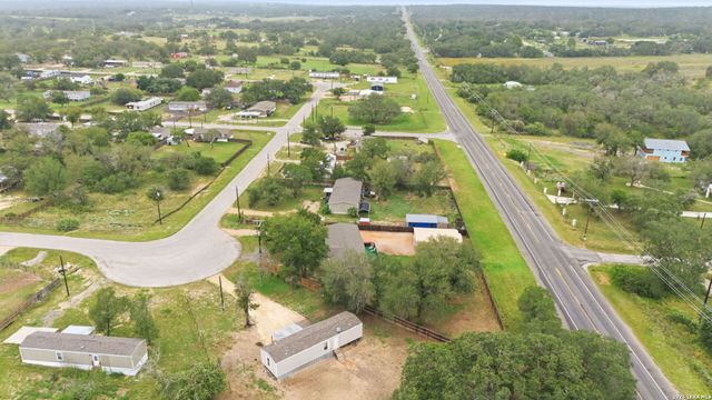 125 ACORN HOLW, Poteet, TX 78065