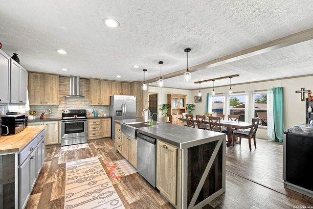 125 ACORN HOLW, Poteet, TX 78065