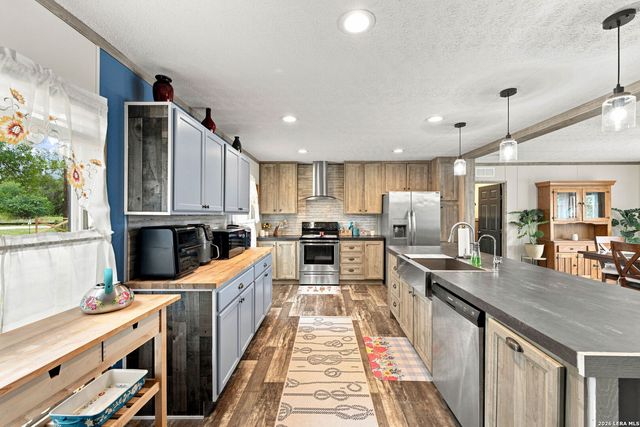125 ACORN HOLW, Poteet, TX 78065