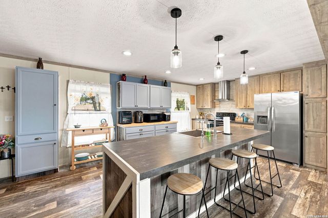 125 ACORN HOLW, Poteet, TX 78065