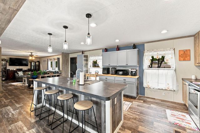 125 ACORN HOLW, Poteet, TX 78065