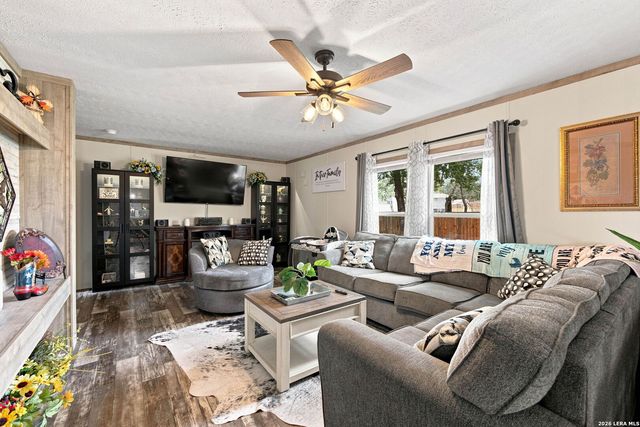 125 ACORN HOLW, Poteet, TX 78065