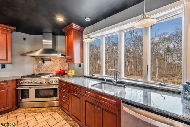 87 Buena Vista Dr, Ringwood Boro, NJ 07456