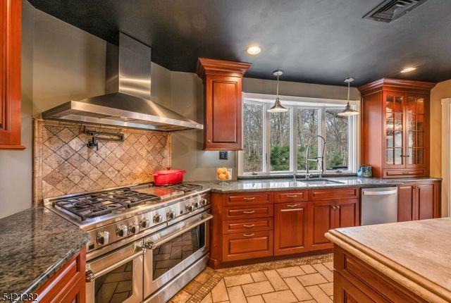 87 Buena Vista Dr, Ringwood Boro, NJ 07456