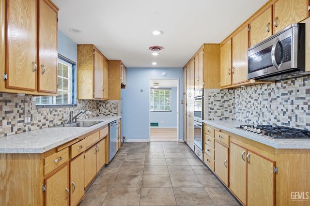 5833 Pembroke Avenue, Bakersfield, CA 93308