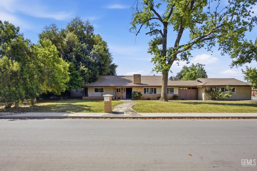 5833 Pembroke Avenue, Bakersfield, CA 93308